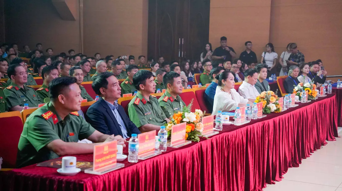 Li&ecirc;n hoan Giọng h&aacute;t hay C&ocirc;ng an Thủ đ&ocirc; 2026: T&ocirc;n vinh những giọng ca chiến sĩ - Ảnh 17.