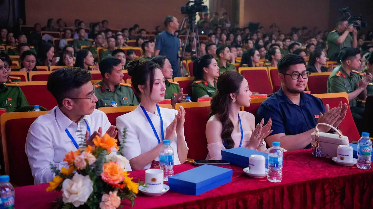 Li&ecirc;n hoan Giọng h&aacute;t hay C&ocirc;ng an Thủ đ&ocirc; 2026: T&ocirc;n vinh những giọng ca chiến sĩ - Ảnh 18.