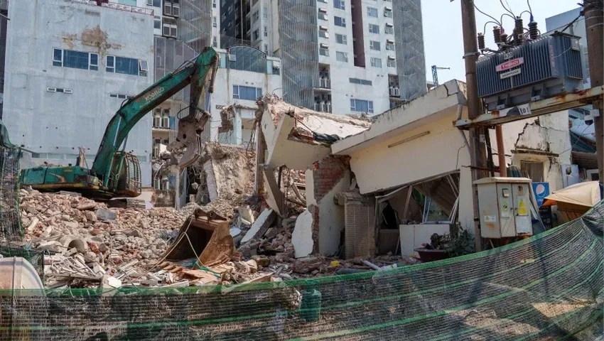 Th&aacute;o dỡ c&ocirc;ng tr&igrave;nh l&agrave;m sập nh&agrave; d&acirc;n ở Đ&agrave; Nẵng, nhiều căn liền kề hư hỏng - Ảnh 2.