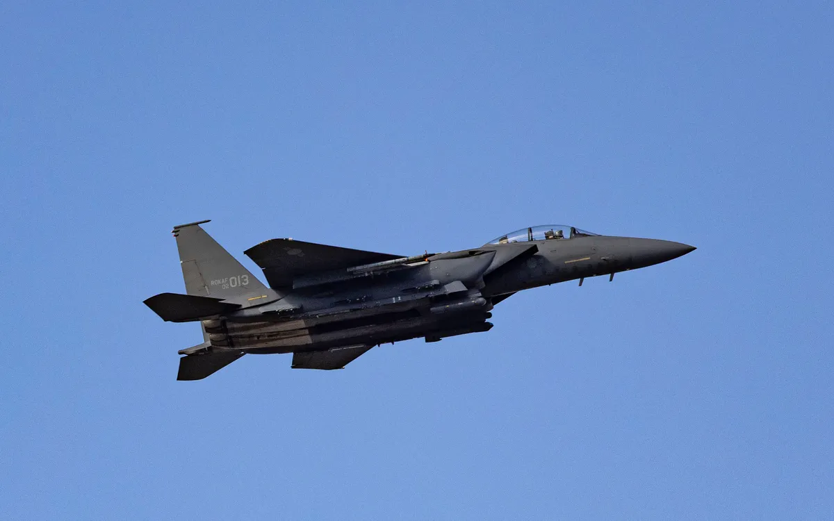 Tiêm kích F-15K Slam Eagle trình diễn tại Triển lãm Hàng không - Quốc phòng Seoul (ADEX 2025), Seongnam, Hàn Quốc, ngày 17/10/2025. (Ảnh: NurPhoto/Reuters)