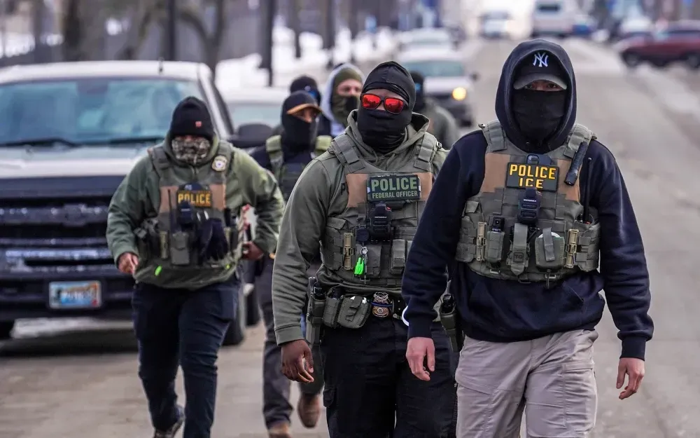 Các đặc vụ liên bang tiến hành các hoạt động thực thi luật nhập cư tại Minneapolis vào tháng 2/2026 (Ảnh: AP)