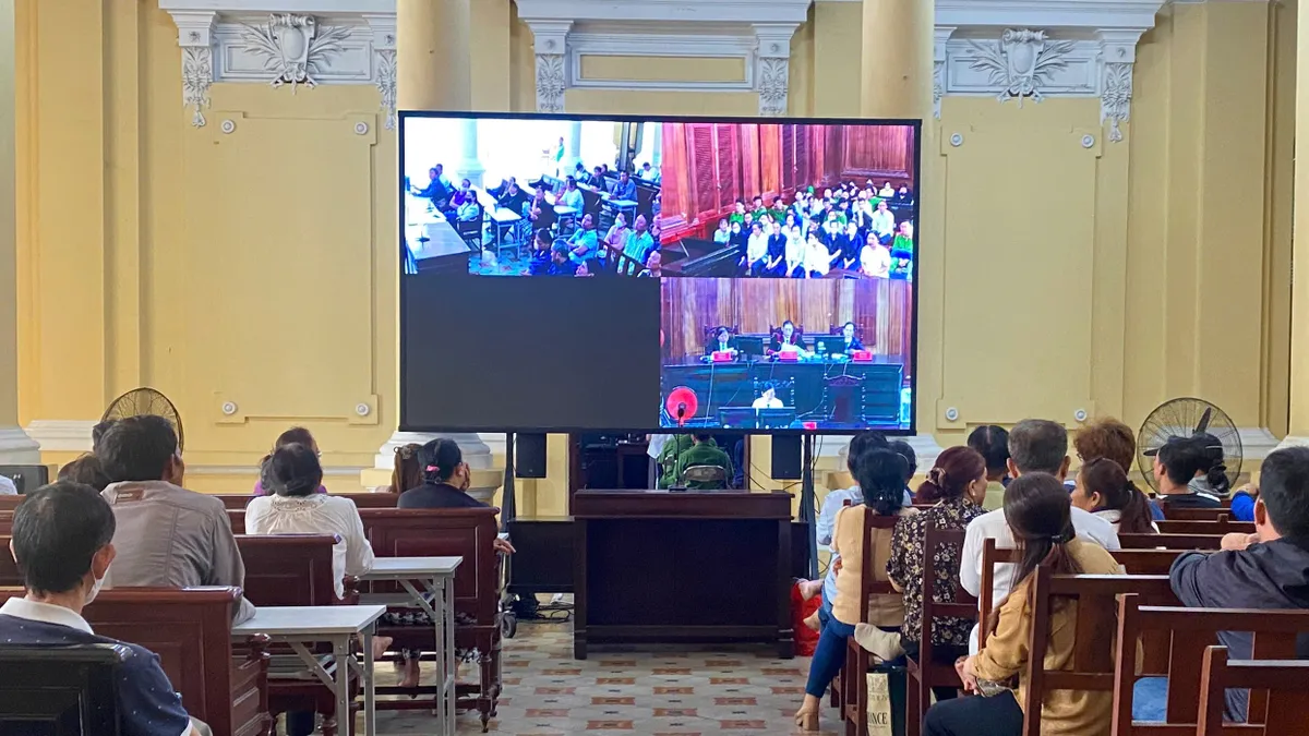 Kịch bản giả danh nh&acirc;n vi&ecirc;n ng&acirc;n h&agrave;ng mời gọi r&uacute;t tiền thẻ t&iacute;n dụng: Nhiều bạn trẻ vướng v&ograve;ng lao l&yacute;- Ảnh 1.