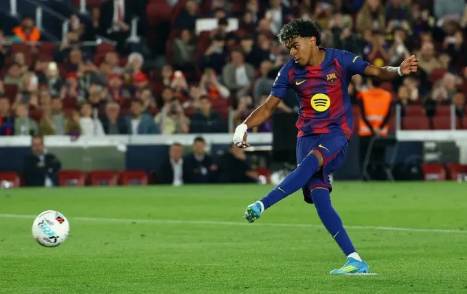 Lamine Yamal chấn thương sau khi ghi b&agrave;n gi&uacute;p Barca thắng Celta Vigo- Ảnh 1.