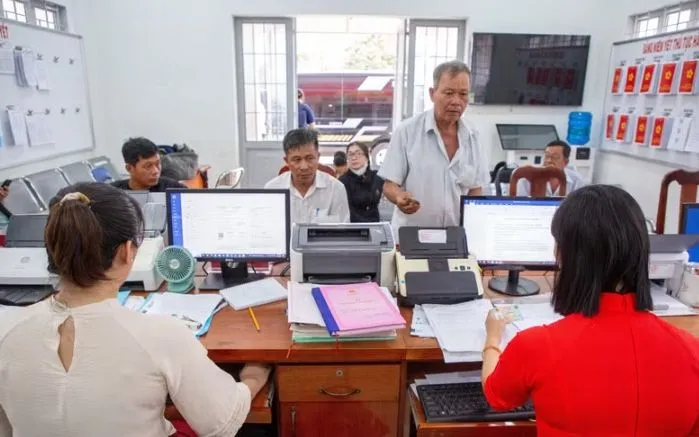 Người dân mong muốn các thủ tục hành chính được giải quyết minh bạch, đúng hạn, gắn với đẩy mạnh số hóa dữ liệu để nâng cao chất lượng phục vụ. (Ảnh: Giang Phương/TTXVN)