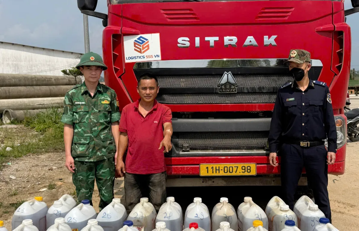Bắt giữ gần 900 l&iacute;t dầu qua Cửa khẩu Nam Giang- Ảnh 4.