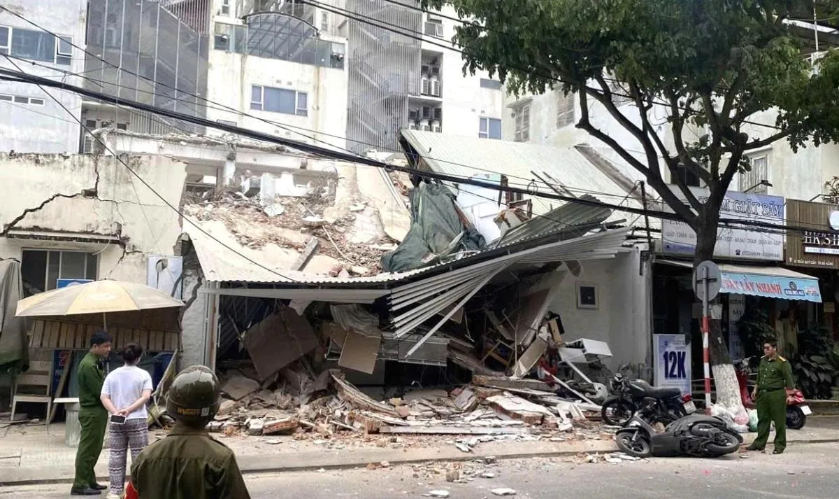Th&aacute;o dỡ c&ocirc;ng tr&igrave;nh l&agrave;m sập nh&agrave; d&acirc;n ở Đ&agrave; Nẵng, nhiều căn liền kề hư hỏng - Ảnh 1.