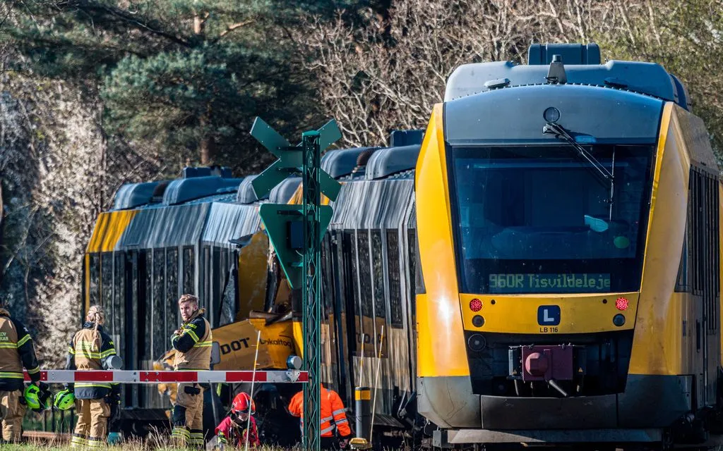 Lực lượng cứu hộ tại hiện trường vụ va chạm 2 tàu hỏa giữa Hillerod và Kagerup, phía Bắc Copenhagen, Đan Mạch, ngày 23/4/2026. (Ảnh: AP)