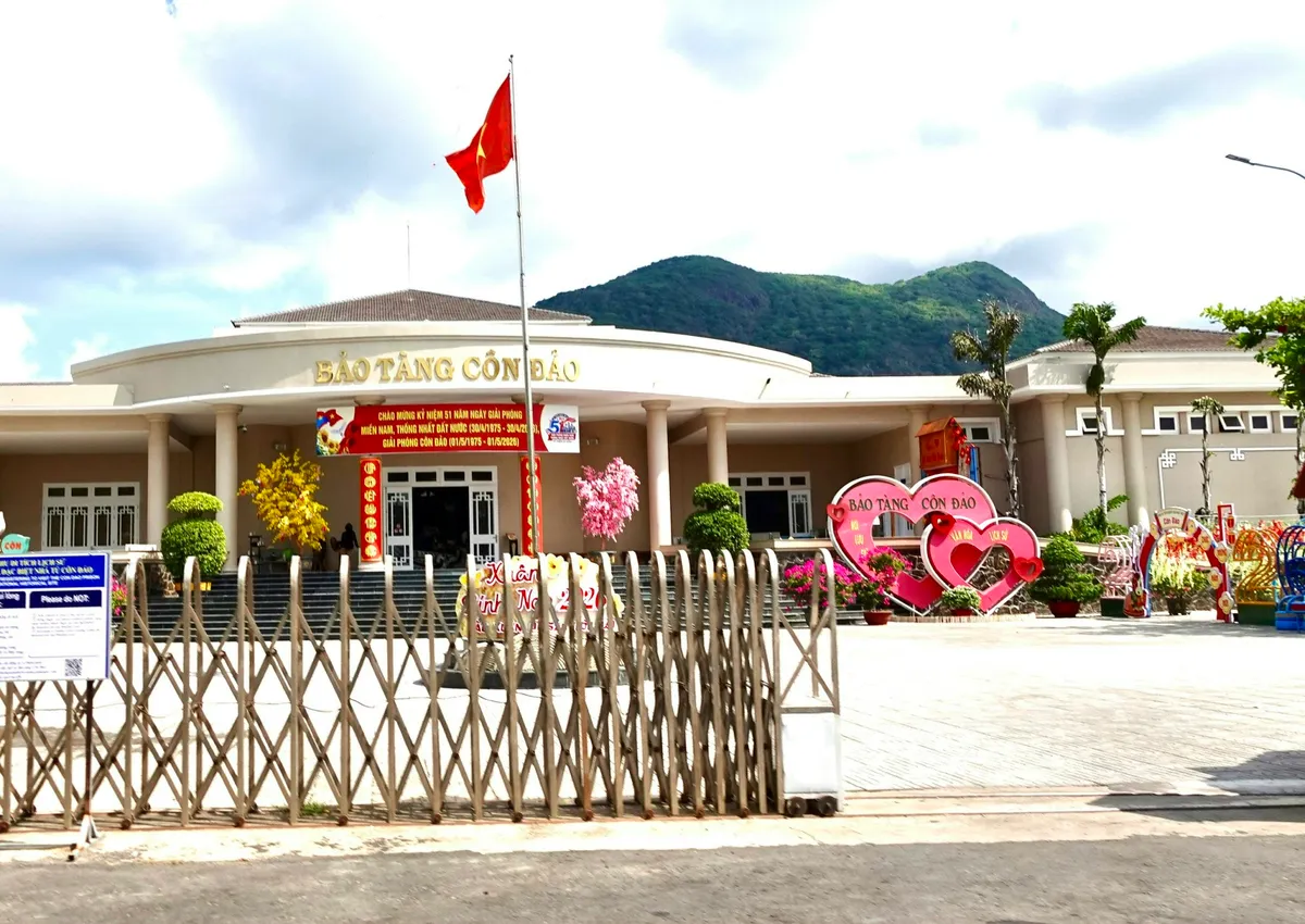 Ra mắt tủ s&aacute;ch &ldquo;Huyền thoại C&ocirc;n Đảo&rdquo;: Kh&ocirc;ng gian đọc từ k&yacute; ức lịch sử- Ảnh 2.