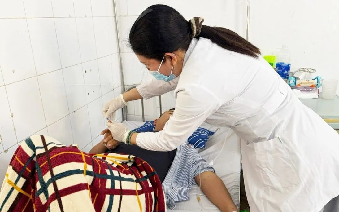 Lấy mẫu máu xét nghiệm KST Sốt rét cho bệnh nhân điều trị tại Bệnh viện Đa khoa tỉnh Hà Tĩnh. Ảnh: Sở Y tế Hà Tĩnh