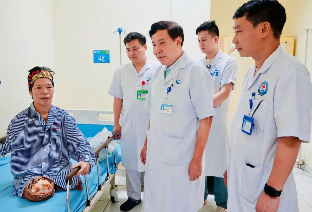 Cứu sống bệnh nh&acirc;n hai lần ngừng tim sau tai nạn đa chấn thương đặc biệt nghi&ecirc;m trọng - Ảnh 1.