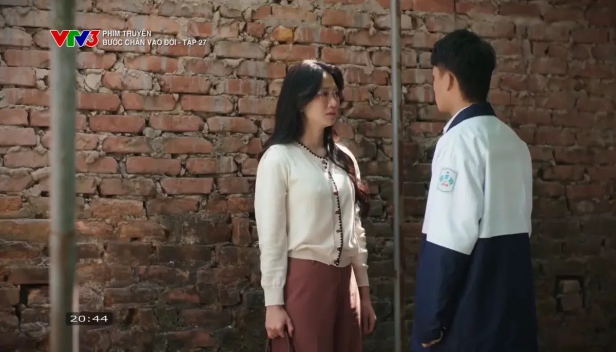 Bước ch&acirc;n v&agrave;o đời - Tập 27: Qu&acirc;n đồng &yacute; đi du học, đặt điều kiện với bố mẹ để bảo vệ Thương - Ảnh 18.