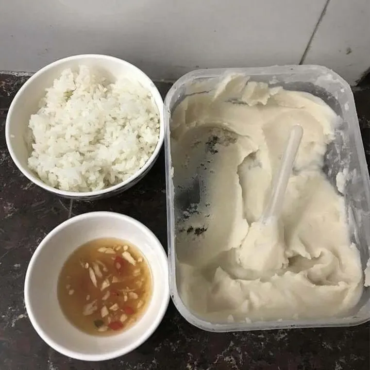 Ăn cơm với mỡ lợn c&oacute; thực sự tốt cho trẻ nhỏ?- Ảnh 1.