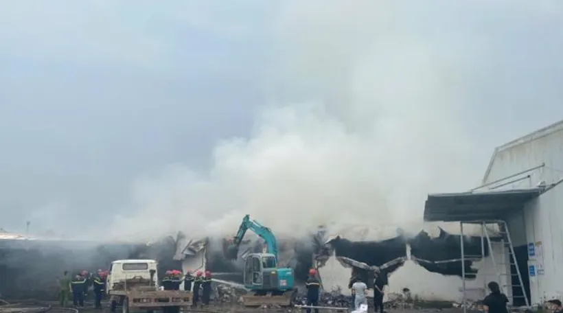 Kịp thời sơ t&aacute;n 700 c&ocirc;ng nh&acirc;n ra khỏi vụ ch&aacute;y c&ocirc;ng ty gi&agrave;y - Ảnh 2.