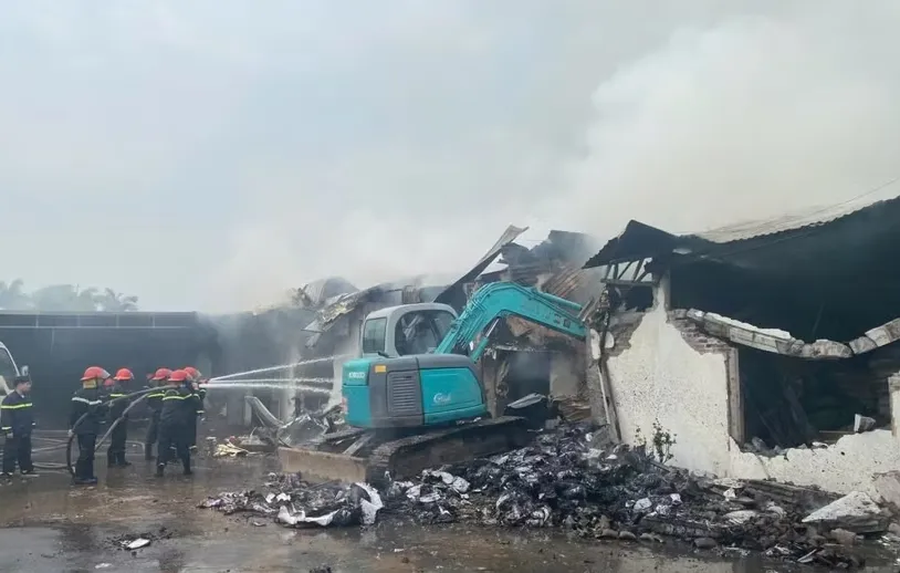 Kịp thời sơ t&aacute;n 700 c&ocirc;ng nh&acirc;n ra khỏi vụ ch&aacute;y c&ocirc;ng ty gi&agrave;y - Ảnh 1.