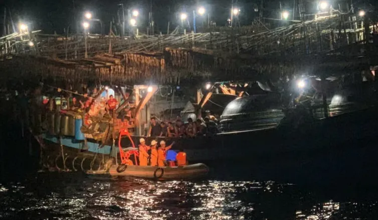 Cứu nạn ngư d&acirc;n nguy kịch do uống nhầm axit của b&igrave;nh ắc quy - Ảnh 1.