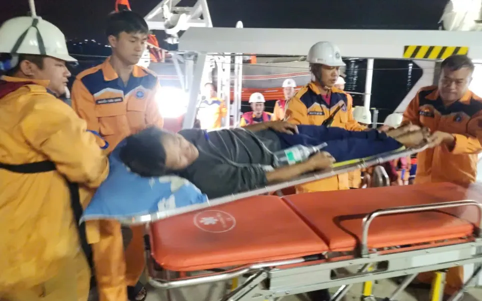 Cứu nạn ngư d&acirc;n nguy kịch do uống nhầm axit của b&igrave;nh ắc quy - Ảnh 3.