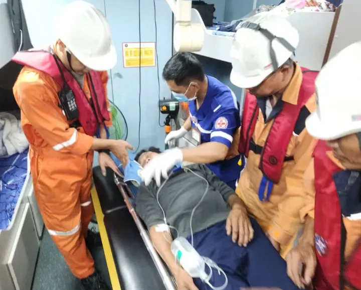 Cứu nạn ngư d&acirc;n nguy kịch do uống nhầm axit của b&igrave;nh ắc quy - Ảnh 2.