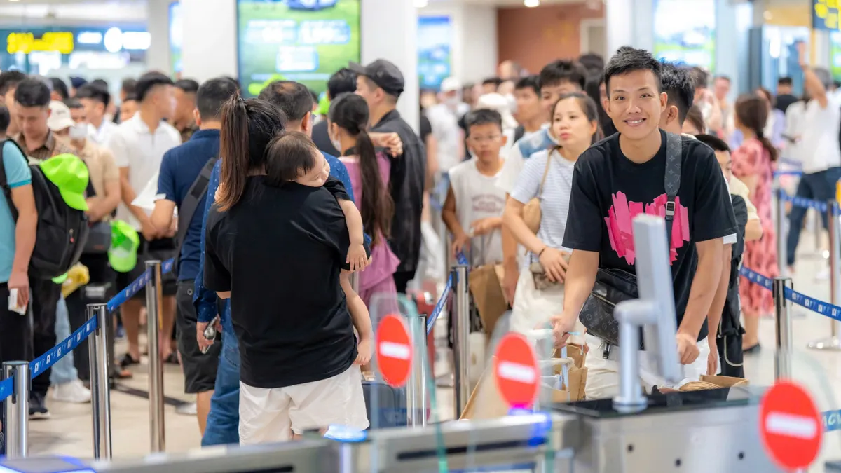Gi&aacute; v&eacute; m&aacute;y bay tăng cao, kh&aacute;ch bay dịp 30-4 vẫn tăng tới 15%- Ảnh 1.