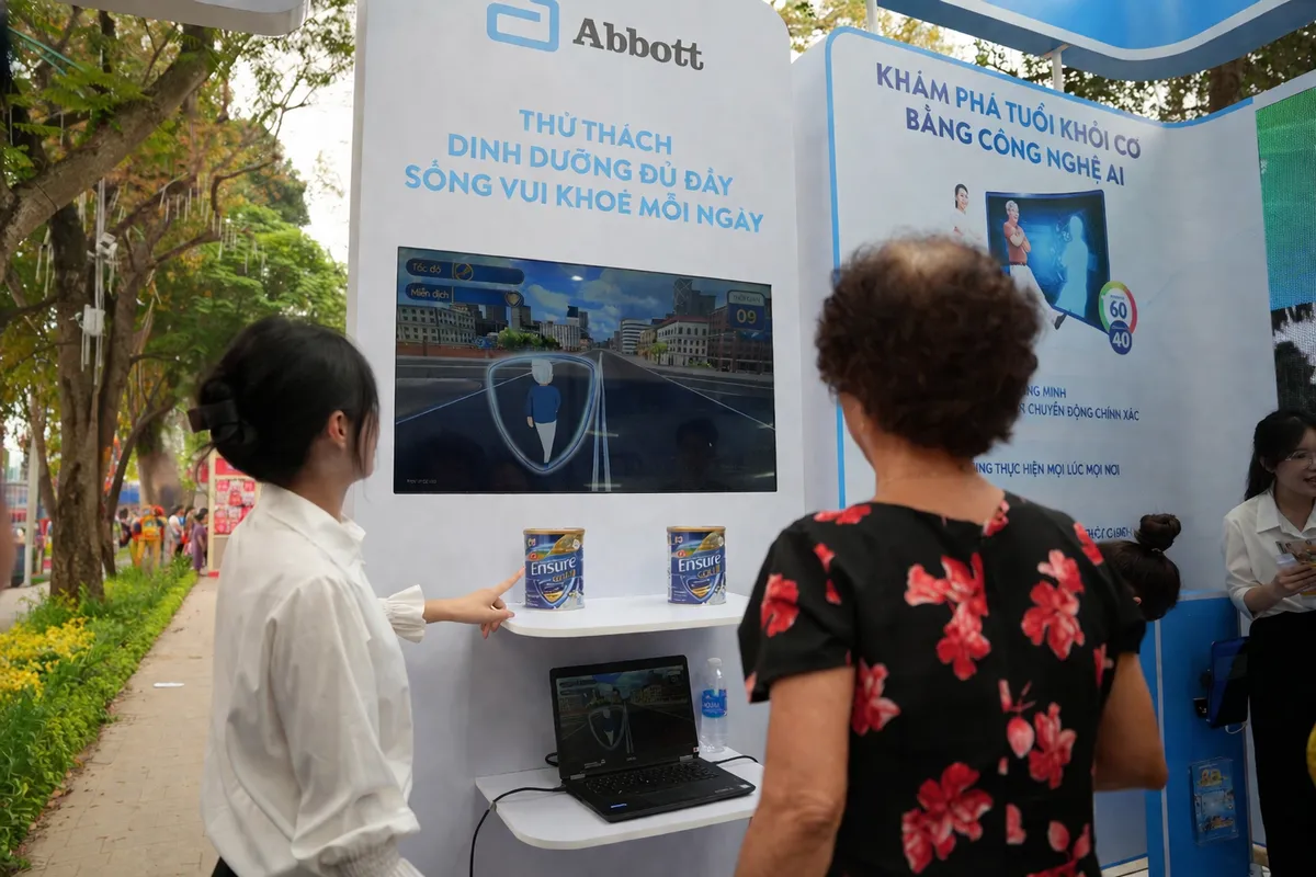 Abbott đồng h&agrave;nh th&uacute;c đẩy l&atilde;o h&oacute;a khoẻ mạnh tại Việt Nam- Ảnh 3.
