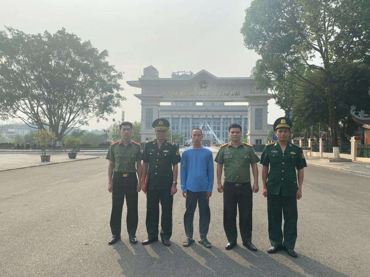 Trục xuất c&ocirc;ng d&acirc;n Trung Quốc nhập cảnh tr&aacute;i ph&eacute;p v&agrave;o Việt Nam - Ảnh 1.