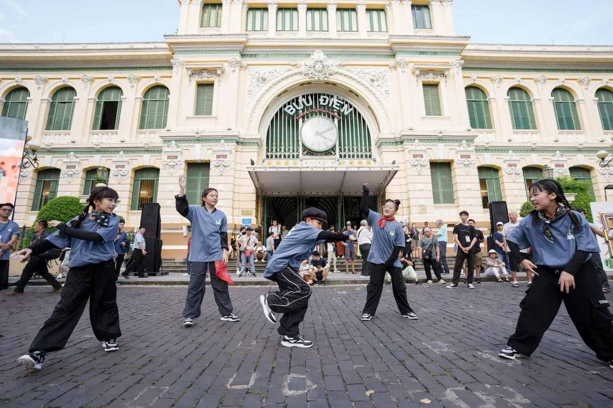 Vũ đạo đường phố thổi b&ugrave;ng sức sống v&agrave; năng lượng ở đ&ocirc; thị- Ảnh 1.