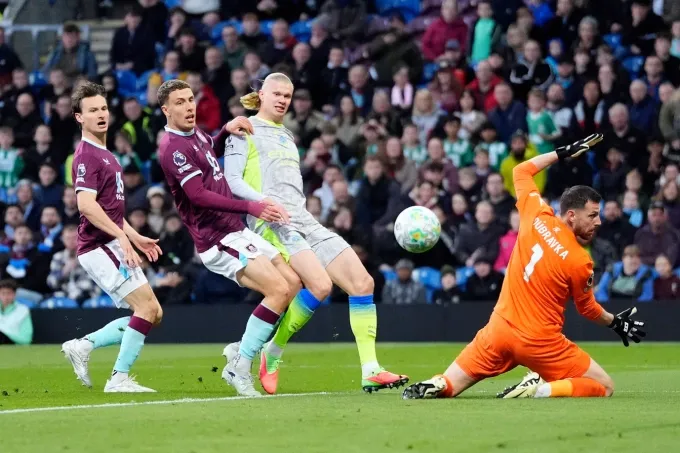 Haaland ghi b&agrave;n duy nhất, Man City chiếm đỉnh bảng Ngoại hạng Anh- Ảnh 1.