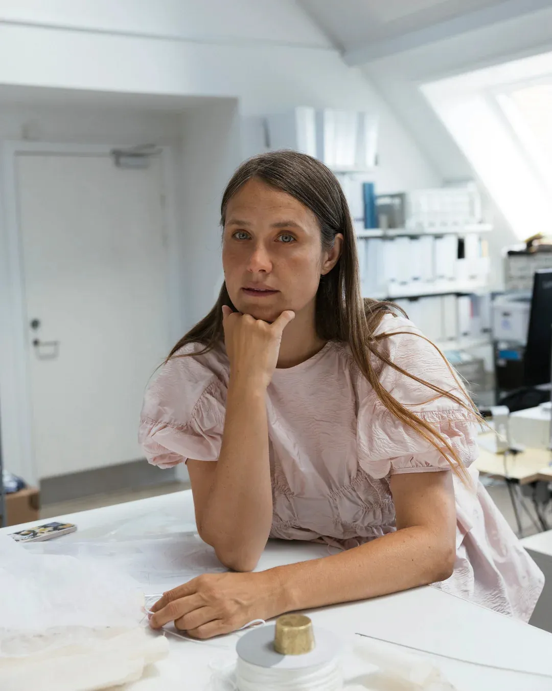 L&agrave;n gi&oacute; của thời trang Bắc &Acirc;u Cecilie Bahnsen - Khi sự nữ t&iacute;nh kết hợp với ng&ocirc;n ngữ thiết kế độc đ&aacute;o - Ảnh 2.