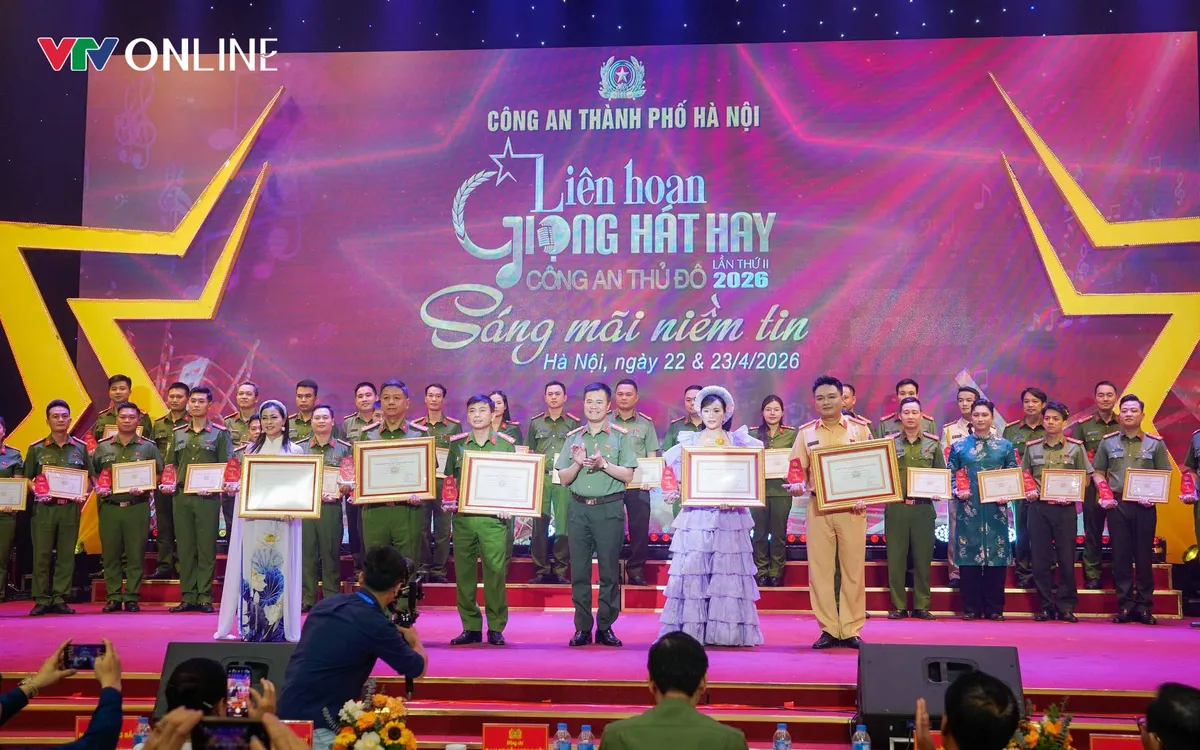 Đại tá Nguyễn Ngọc Quyền, Phó Giám đốc Công an TP Hà Nội trao Kỷ niệm chương, Giấy chứng nhận cho 05 tiết mục đạt giải A. (ảnh: Phùng Anh)