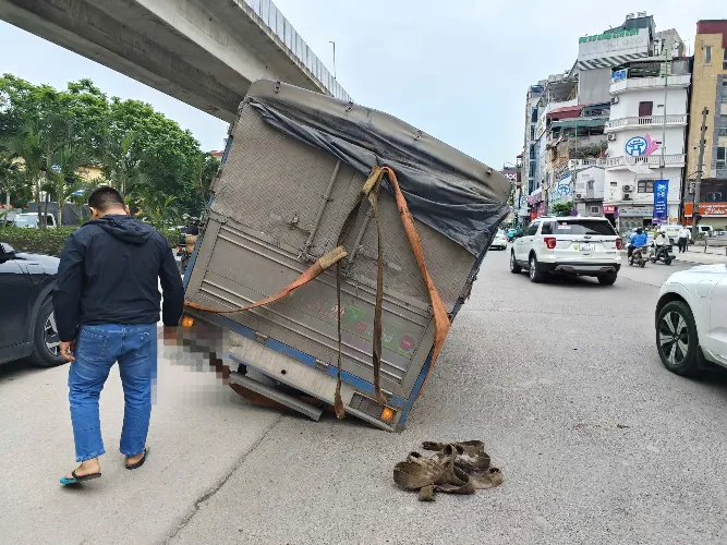 Huy động m&aacute;y x&uacute;c giải cứu &ocirc; t&ocirc; tải sụt hố tr&ecirc;n đường Nguyễn Tr&atilde;i  - Ảnh 1.