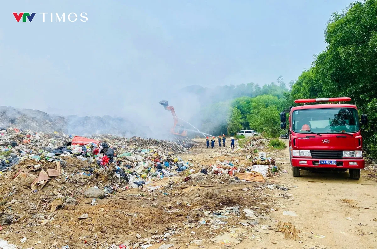 B&atilde;i r&aacute;c ở Nghệ An ch&aacute;y suốt 10 ng&agrave;y, kh&oacute;i bao phủ &ldquo;tra tấn&rdquo; cả 3 x&atilde; - Ảnh 2.