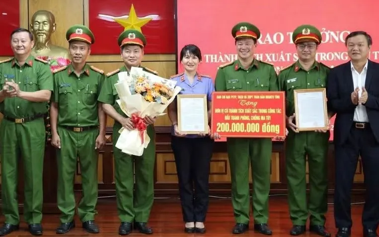 Khen thưởng các lực lượng triệt phá vụ án ma túy quy mô lớn.