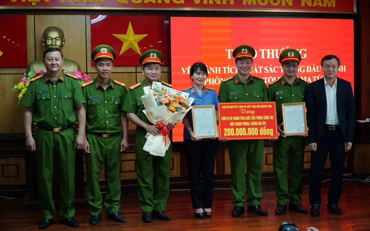 Ban chuyên án nhận khen thưởng.