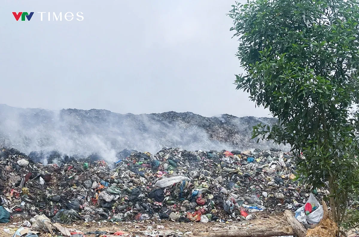 B&atilde;i r&aacute;c ở Nghệ An ch&aacute;y suốt 10 ng&agrave;y, kh&oacute;i bao phủ &ldquo;tra tấn&rdquo; cả 3 x&atilde; - Ảnh 1.