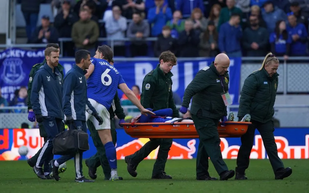 Premier League - giải đấu hấp dẫn và căng thẳng nhất hành tinh, đang bước vào giai đoạn nước rút. Điều đó cũng đồng nghĩa với việc các CLB đang phải căng sức cho những mục tiêu riêng - từ đó, kéo theo những lo ngại về chấn thương cầu thủ. (Ảnh: AP)
