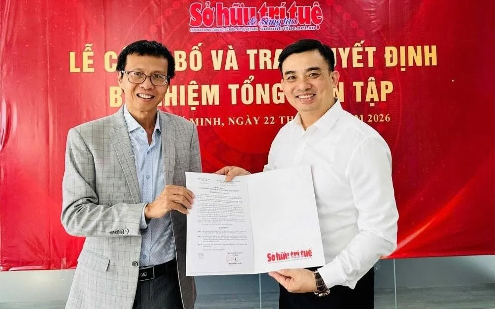 Ông Lương Hoàng Hưng, Bí thư Chi bộ, Ủy viên Ban Thường vụ Hội Sở hữu Trí tuệ Việt Nam (bên trái) trao quyết định bổ nhiệm tân Tổng Biên tập Đinh Quang Tuấn.