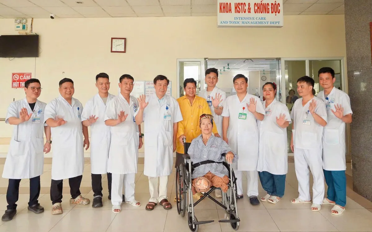 BS.CKII Trần Dũng Cảm, Phó Giám đốc Bệnh viện cùng các bác sĩ Khoa Ngoại chấn thương thực hiện phẫu thuật cứu sống người bệnh, Khoa Hồi sức tích cực và Chống độc chăm sóc tích cực sau phẫu thuật chụp ảnh cùng người bệnh ngày ra viện.