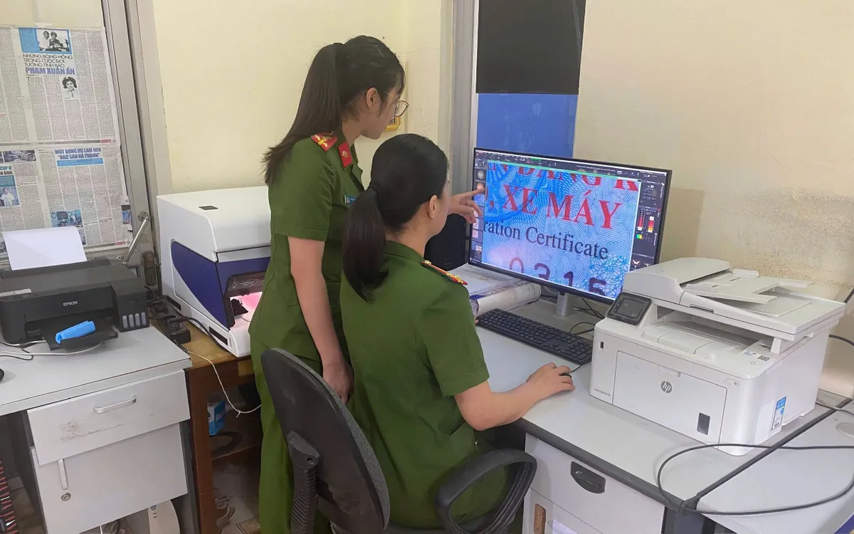 Hoạt động giám định tài liệu, nhận diện giấy tờ giả tại Phòng Kỹ thuật hình sự Công an tỉnh Cao Bằng.