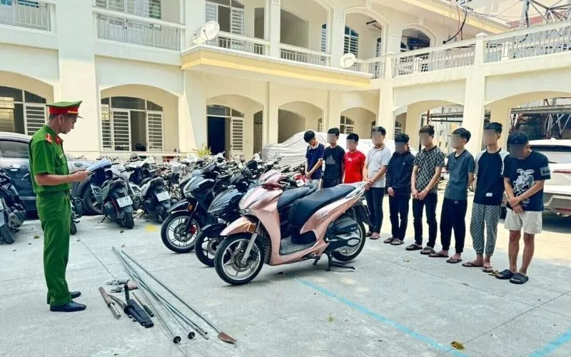 Nhóm thanh thiếu niên cầm hung khí truy sát nhau trên phố ở Đà Nẵng bị khởi tố. 