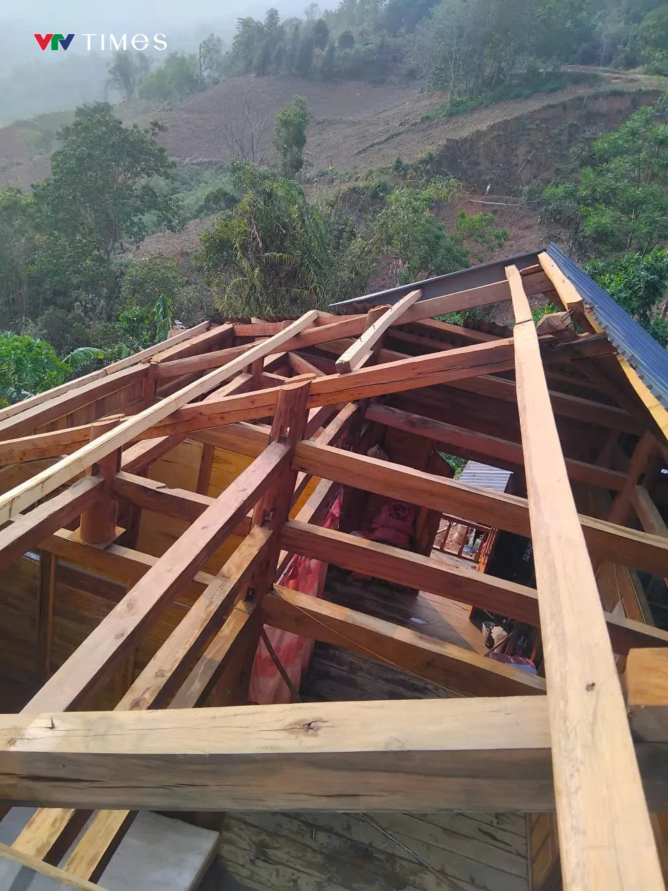 Lai Ch&acirc;u khẩn trương khắc phục hậu quả mưa đ&aacute;, d&ocirc;ng lốc  - Ảnh 1.