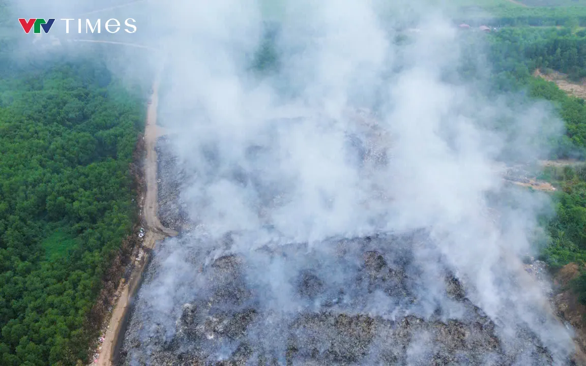Bãi rác cháy âm ỉ kéo dài khiến khói nghi ngút bao phủ cả vùng rộng lớn. Ảnh Ngọc Quân.