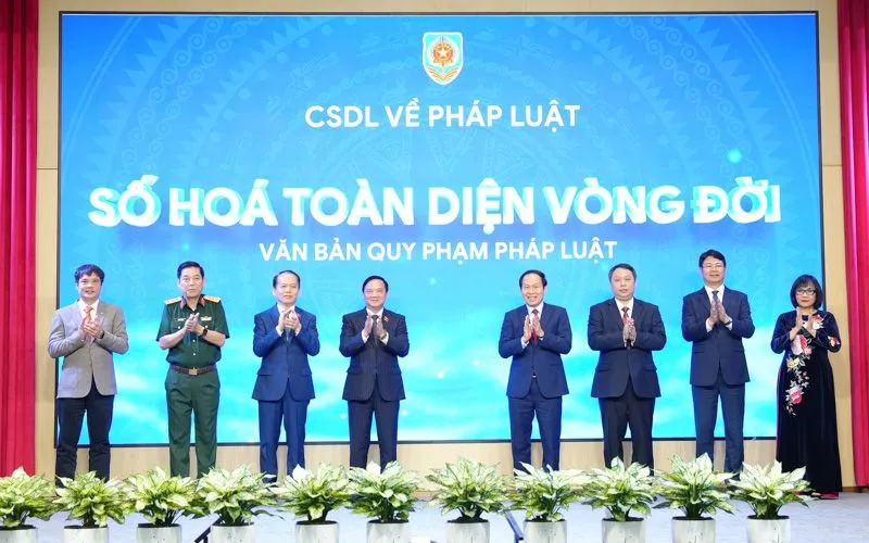 Các đại biểu thực hiện nghi thức bấm nút khai trương CSDLQGPL (phiên bản mới).