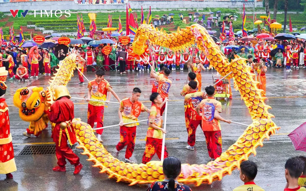 Múa lân tại sân Trung tâm Khu Di tích Lịch sử Đền Hùng.