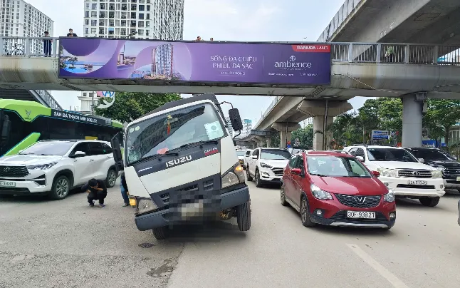 Xe ô tô đang di chuyển bị sụt hố tại đường Nguyễn Trãi (Hà Nội). (ảnh: ĐH)