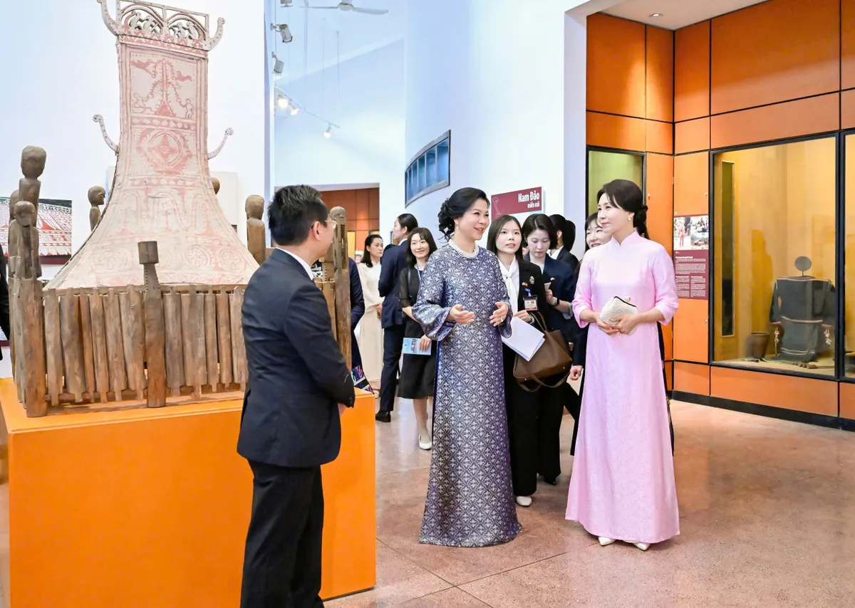 Phu nh&acirc;n Tổng B&iacute; thư, Chủ tịch nước T&ocirc; L&acirc;m v&agrave; Phu nh&acirc;n Tổng thống H&agrave;n Quốc thăm Bảo t&agrave;ng D&acirc;n tộc học Việt Nam - Ảnh 1.