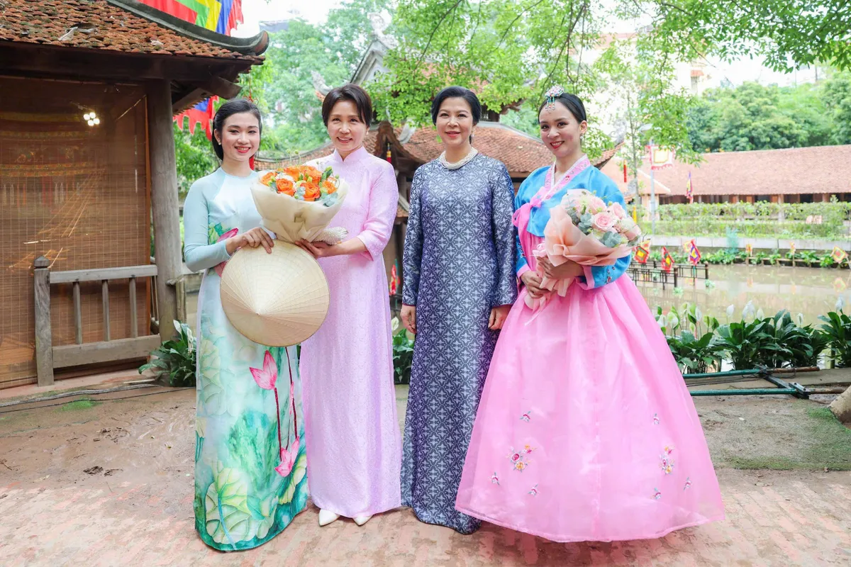 Phu nh&acirc;n Tổng B&iacute; thư, Chủ tịch nước T&ocirc; L&acirc;m v&agrave; Phu nh&acirc;n Tổng thống H&agrave;n Quốc thăm Bảo t&agrave;ng D&acirc;n tộc học Việt Nam - Ảnh 4.