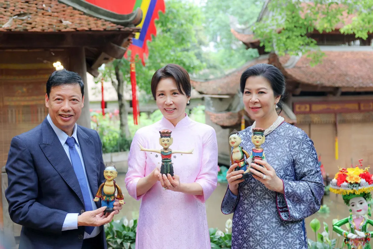 Phu nh&acirc;n Tổng B&iacute; thư, Chủ tịch nước T&ocirc; L&acirc;m v&agrave; Phu nh&acirc;n Tổng thống H&agrave;n Quốc thăm Bảo t&agrave;ng D&acirc;n tộc học Việt Nam - Ảnh 2.