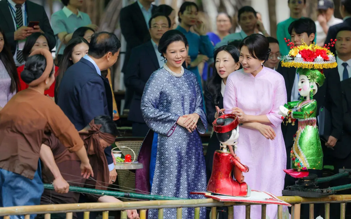 Phu nhân Tổng Bí thư, Chủ tịch nước Tô Lâm, bà Ngô Phương Ly và Phu nhân Tổng thống Hàn Quốc Lee Jae Myung, bà Kim Hae Kyung giao lưu với các nghệ sĩ và trải nghiệm điều khiển quân rối.