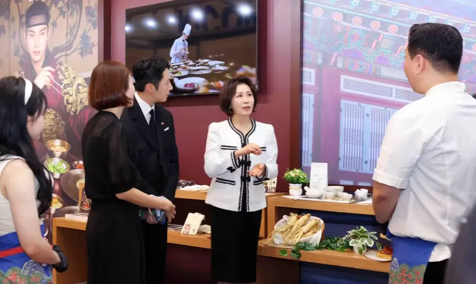 Phu nh&acirc;n Tổng thống H&agrave;n Quốc trải nghiệm Lễ hội Văn h&oacute;a - Du lịch H&agrave;n Quốc tại Việt Nam - Ảnh 1.