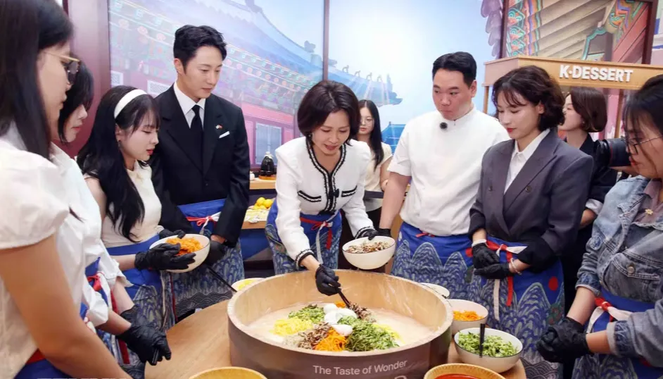 Phu nh&acirc;n Tổng thống H&agrave;n Quốc trải nghiệm Lễ hội Văn h&oacute;a - Du lịch H&agrave;n Quốc tại Việt Nam - Ảnh 3.