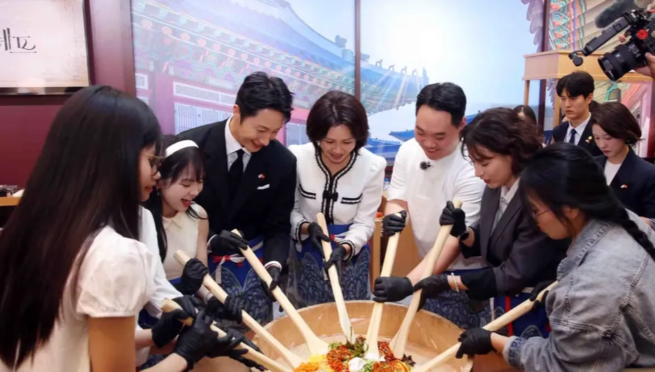 Phu nh&acirc;n Tổng thống H&agrave;n Quốc trải nghiệm Lễ hội Văn h&oacute;a - Du lịch H&agrave;n Quốc tại Việt Nam - Ảnh 4.